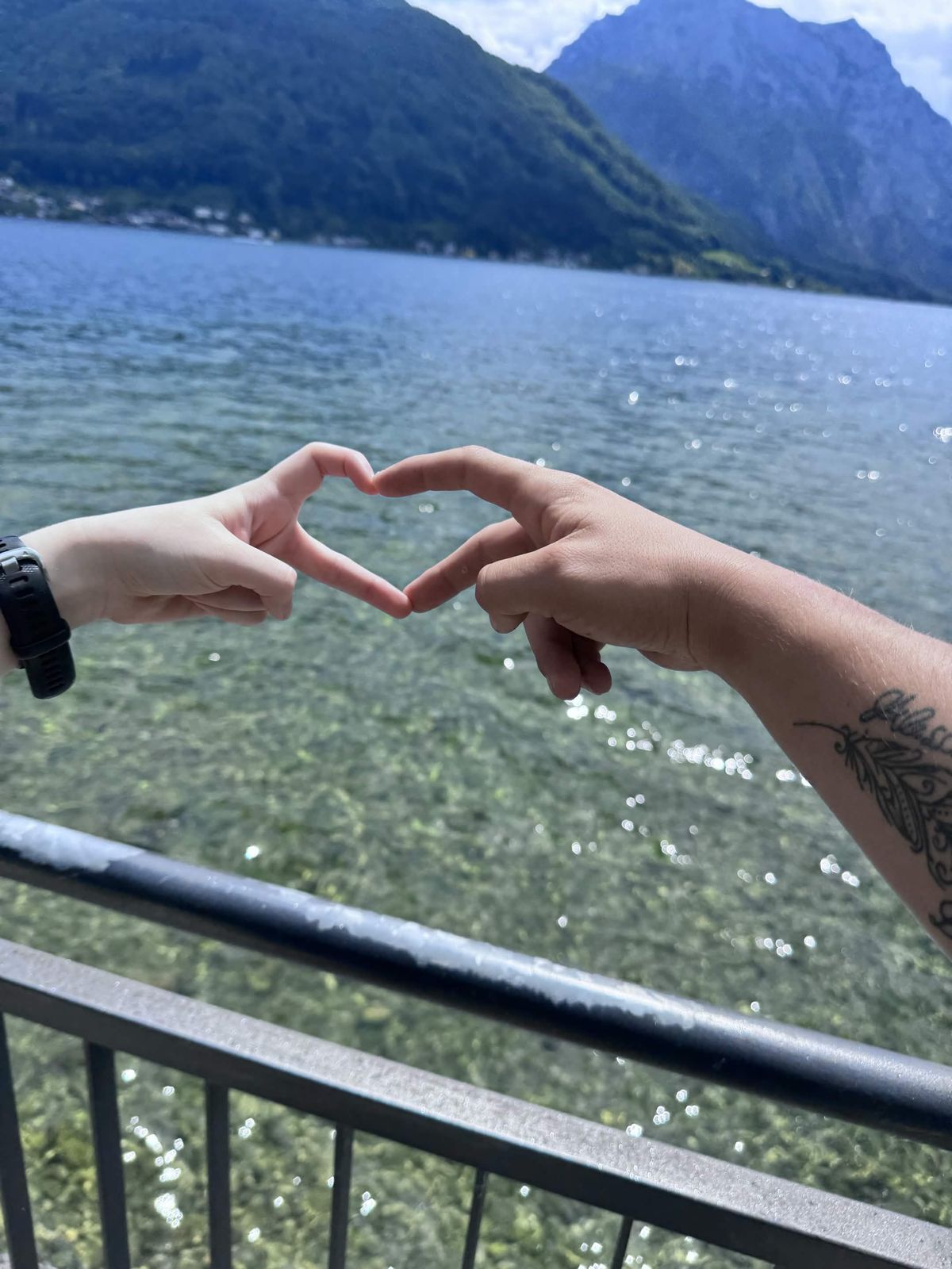 Herz aus unseren Händen über dem See